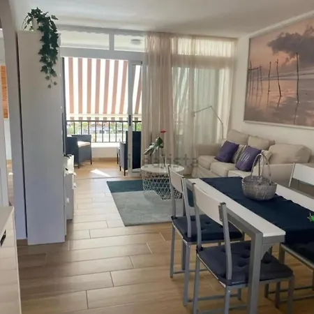 Fayser 301 Close To Beach, Fully Renovated, Air Con 아파트 아로나